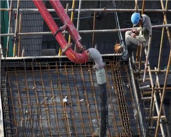 手機(jī)不離手，事故跟著走！看完再也不敢了……